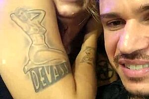 Alemão tatuador e Melissa devassa nós bastidores big tits ass