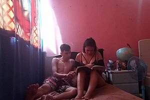 casero sexo casero - milf caliente mayor grabo como se folla a su hijastro el siempre le ha tenido una ganas de follar y ella le dejo tocarle su culo - real casero -