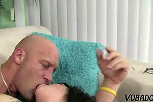 BBW z velikimi joški dobi lizano mokro pičko globoko