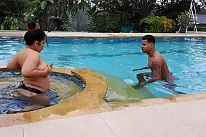 me pongo duro al ver a la mama de mi novia semi desnuda en la piscina