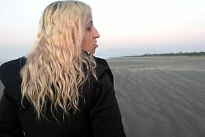 饥渴熟女比基尼海滩口交合集？