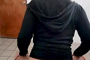 Look at her nice latina ass!