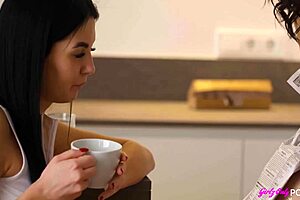 Roni Simon and Kitty's sexy morning with scissoring and fingering