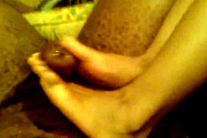 Latina Ebony Footjob in Hood Setting