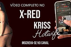 Nahé africké ženy se líbají na pláži Salvador