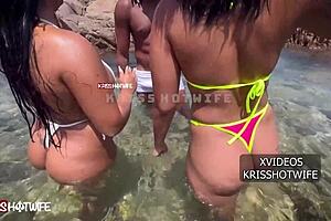 נשות אפריקאיות עירומות מתנשקות בחוף סלבדור