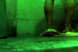 Intialainen täti kylpee täys paljaana