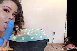 Pretty bbw uses dildo and squirts for you 😍