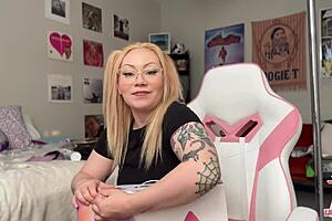 Unboxing my fuck machine with dildo toys 😈