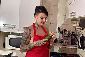 preferi usar pepino grosso na buceta ao inves de jantar especial