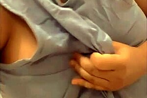 زوجة هندية مثيرة جداً وحيدة في المنزل تشتهي لعق الكس