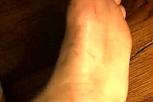 Hey, licking those dirty feet feels so fetishy 😋