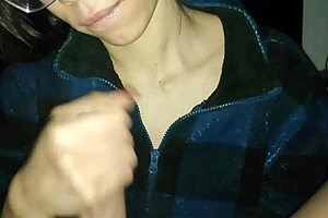 She sucked a big dick in the middle of the night during a massage