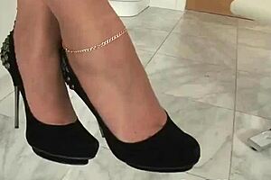 cheating british mature lady sonia shows off huge boobs 😍