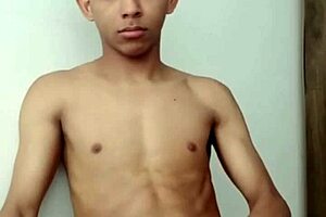 i'm 18, endowed, and colombian, diving into gay adventures with passion 😍