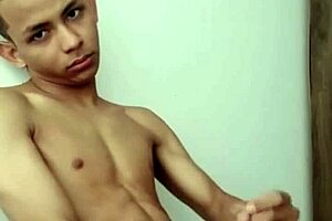 i'm 18, endowed, and colombian, diving into gay adventures with passion 😍