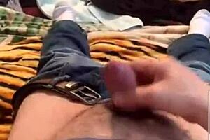 Travesti helps friend ejaculate 😜