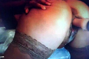 Watch this big ass milf squirt while the machine fucks her pussy