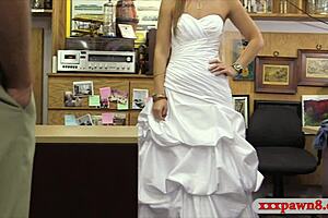 Blondýnka ve svatebních šatech dostává tvrdě šukanou dnes