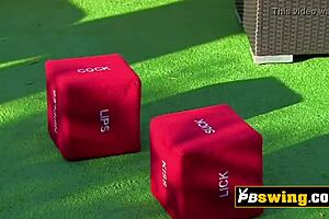 เซ็กส์ปาก softcore ในปาร์ตี้สระเถื่อนเต็มคู่สวิงเกอร์