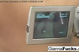 Brunette pornstar Gianna Michaels gets fucked on bed 😍