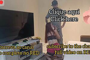 Moglie sola schizza con riparatore TV che le lecca la fica