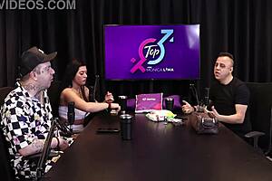 a mulher beijou ele e irritou um outro homem que ficou furioso e o cara gozou na porta do carro - freddy o rei do dogging toda hora sem parar sheer red