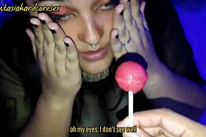 mi mejor amiga se venda los ojos para juego de sabores con deepthroat y cumshot