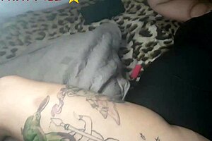 Terminando A Tattoo Como Sempre Mostrando A Buceta Pro Tatuador