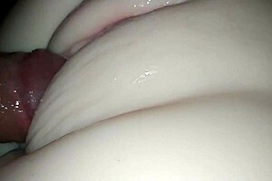 Watch this cute teen start releasing her semen with toys