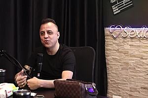 a mulher beijou ele e irritou um outro homem que ficou furioso e o cara gozou na porta do carro - freddy o rei do dogging toda hora sem parar sheer red