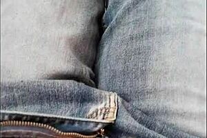 thin legs in jeans are so sexy!