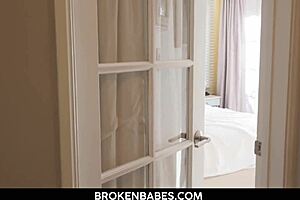 Mia Malkova用激烈口交和骑乘欢迎继兄