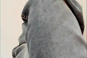 thin legs in jeans are so sexy!