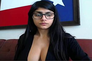 ميا خليفة تظهر صدرها الكبير في فستان لطيف في الجزء الأول من الكشف الحار