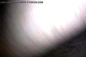 Ta super mokra pička kliče po pozornosti v domači BBW sceni