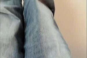 thin legs in jeans are so sexy!