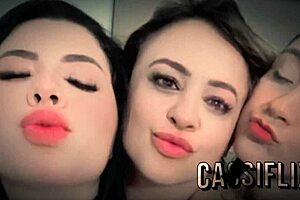 Essas diabinhas deixaram a enfermeira tarada um pau duro que ja abocanhou e tirou leite