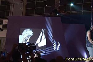 疯狂恋物秀台上大奶 😈