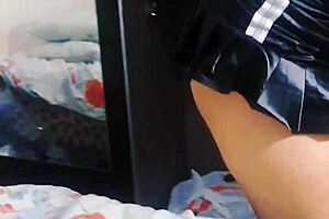 Asian student falls online and shows herself to the internet user