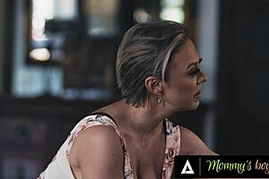 Nevlastní máma a syn sdílí postel pro zakázanou zábavu