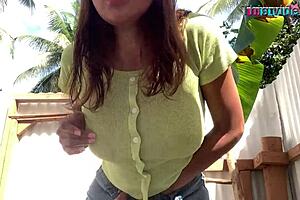 Sakra, tahle opálená shemale masturbuje venku tak horkě! 🔥