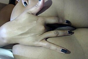 Morena teen takes anal in webcam video completo no red 😏