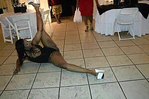 Lil mama busts it open for the ladies 😏