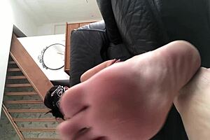 Amateur foot fetish where giantess shows pussy and crushes you
