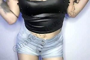 deveraux shaking her ass in dance