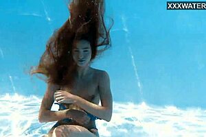 Ivi Rein Demonstrates Natural Underwater Endurance In Pool