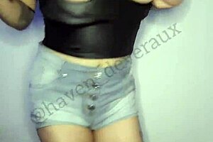 deveraux shaking her ass in dance