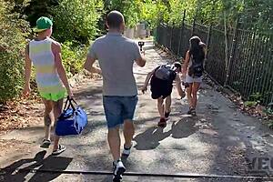 Négy magányos ranger felszedett egy strandlányt és telepakolta farkakkal. Minden másodpercet imádott!