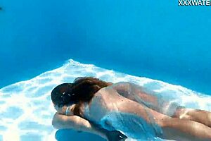 Ivi Rein Demonstrates Natural Underwater Endurance In Pool